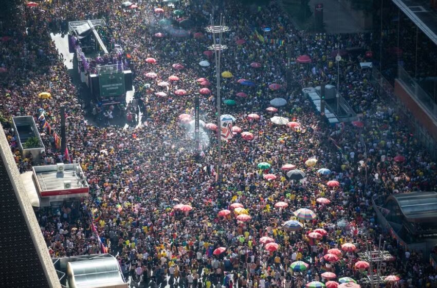  Parada do Orgulho LGBT+ em São Paulo lota a Av. Paulista neste domingo